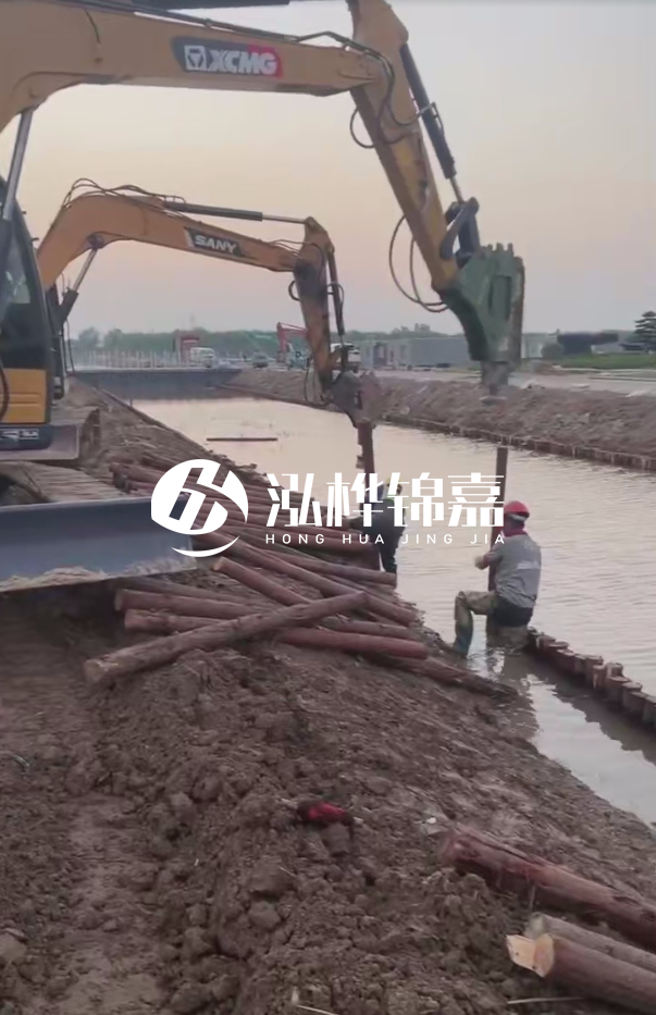 沈陽地基穩(wěn)定打松木樁施工-地基是打樁好還是灌樁好？